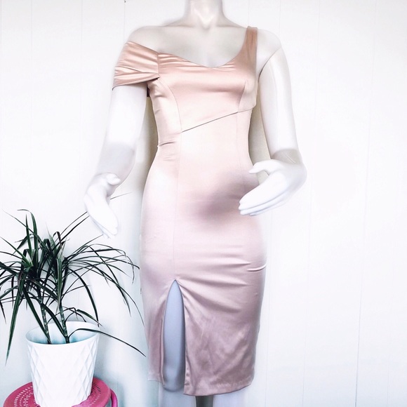 Charlotte Russe Dresses & Skirts - 🌷Silky pink dress🌷